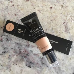 Brand NEW Younique concealer in Organza